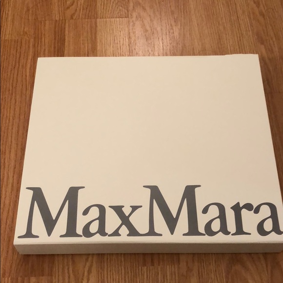 MaxMara paper box - Picture 1 of 4